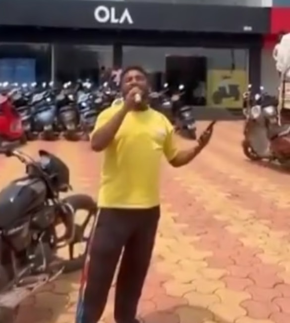 12_29_408219150ola Customer Stages Unique Protest at Ola Showroom, Sings 'Tadap Tadap' Over Poor Service